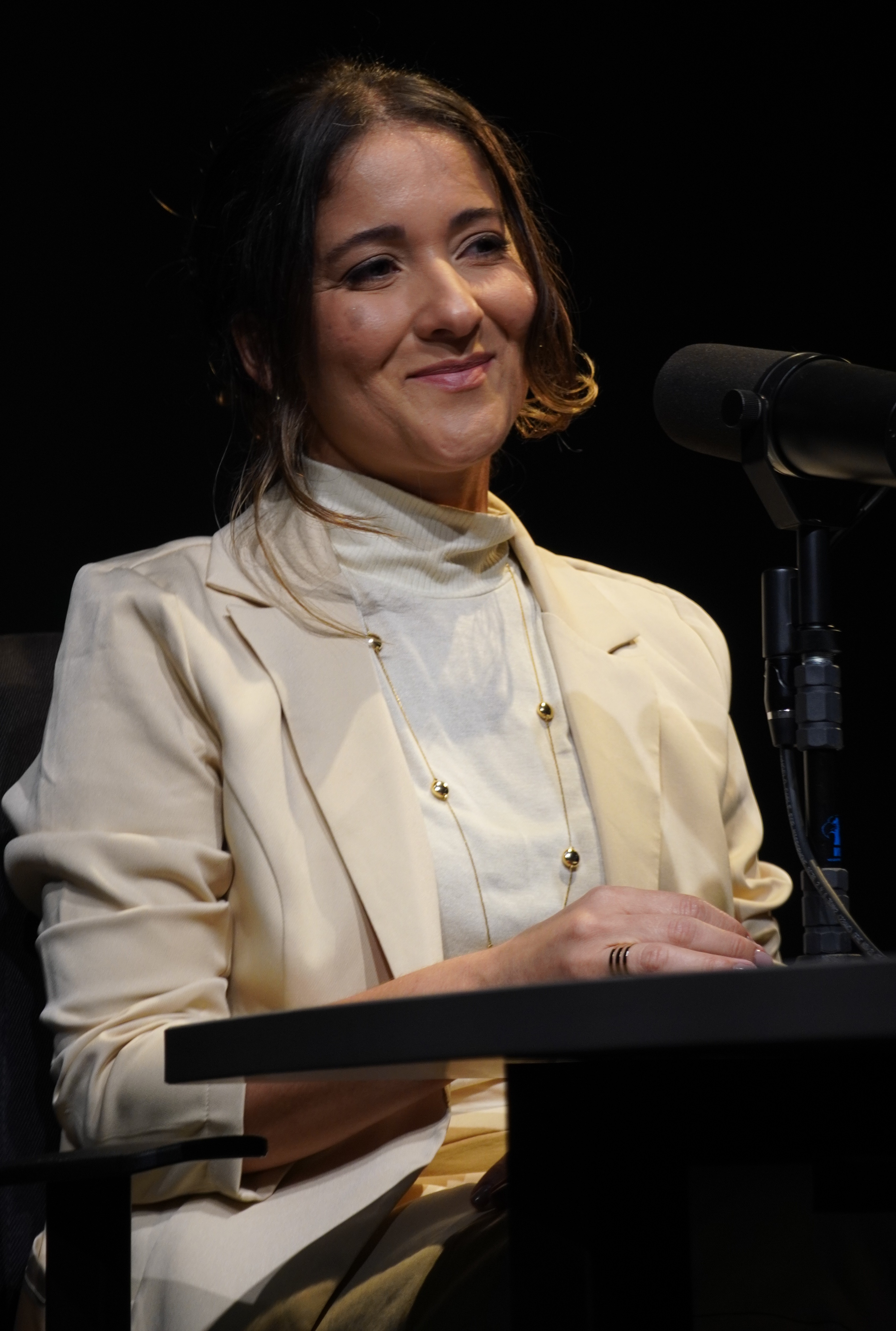Aline Feitosa em estúdio de podcast, Supervisão Clínica SPBE